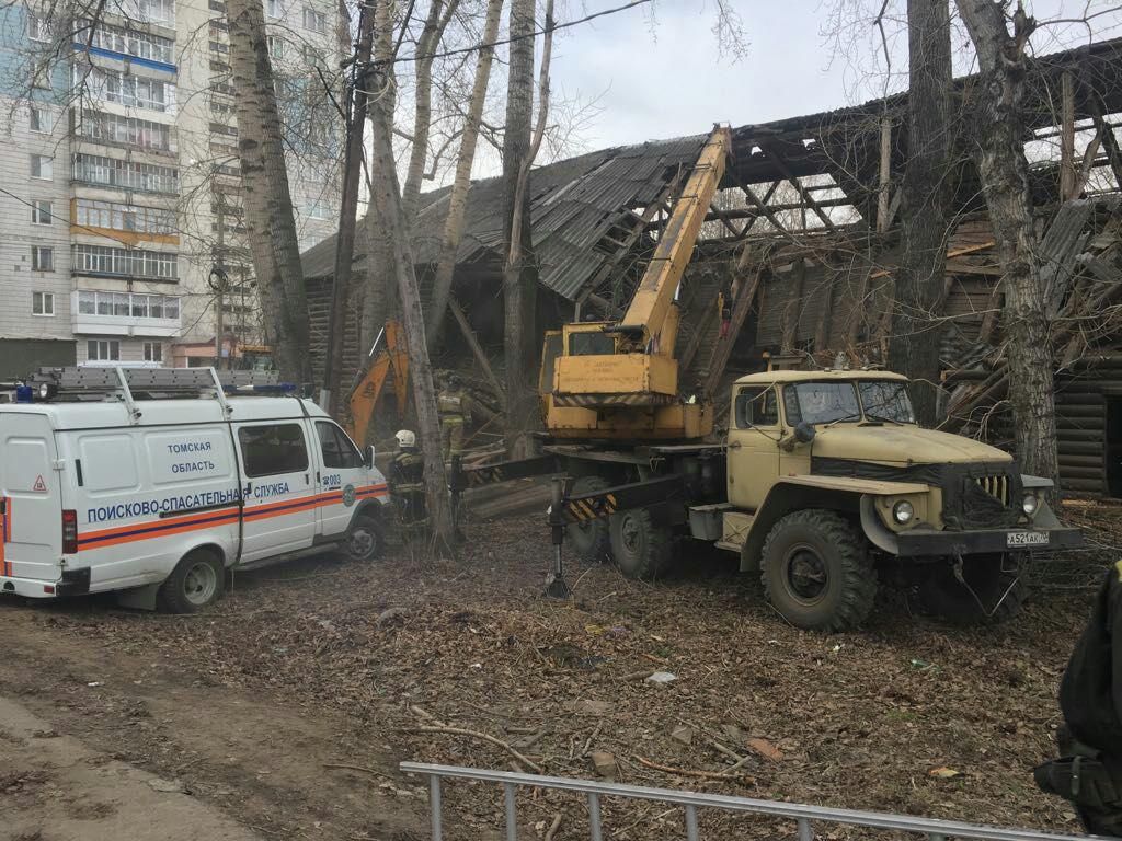 Происшествия, Томские новости, кинологи деревянный дом упал обрушился людей не нашли Спасатели не обнаружили людей под обрушившейся кровлей дома в Томске (ФОТО)
