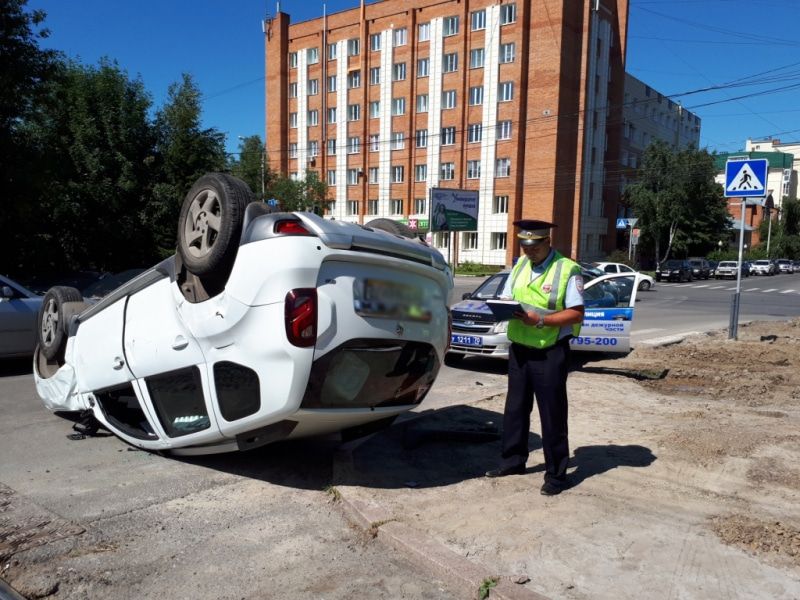 Происшествия, Томские новости, аварий ДТП столкновение сводка происшествий врезались пострадали перевернулись Renault перевернулся в Томске после столкновения с Ford (ФОТО)