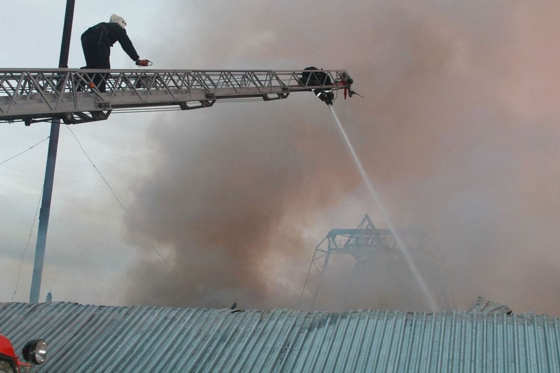 Происшествия, Томские новости, пожар происшествия горим сгорел склад в Томске Пожарные более 4-х часов тушили склад в Томске (ФОТО)