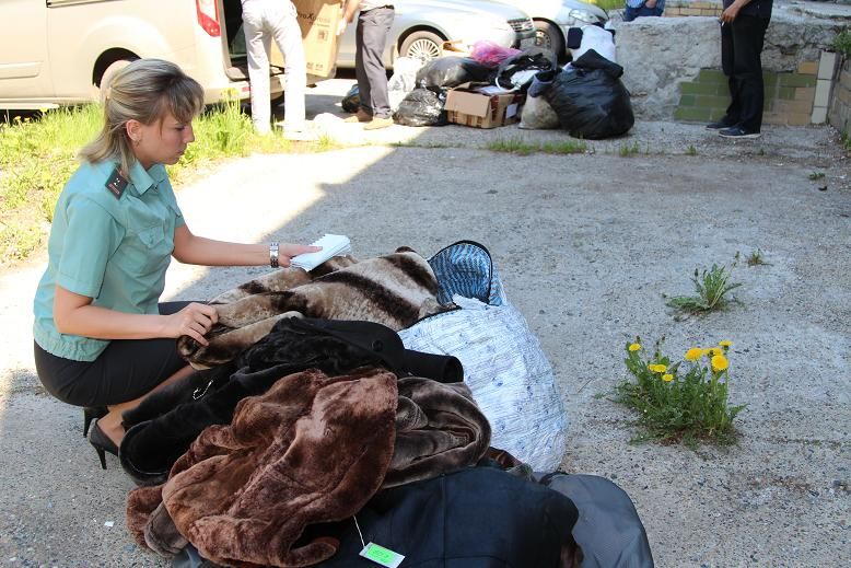 Судебные дела, Томские новости, шубы сожгли огонь горит спалили приставы В Томске сожгли немаркированных шуб на 1,3 млн рублей (ФОТО)