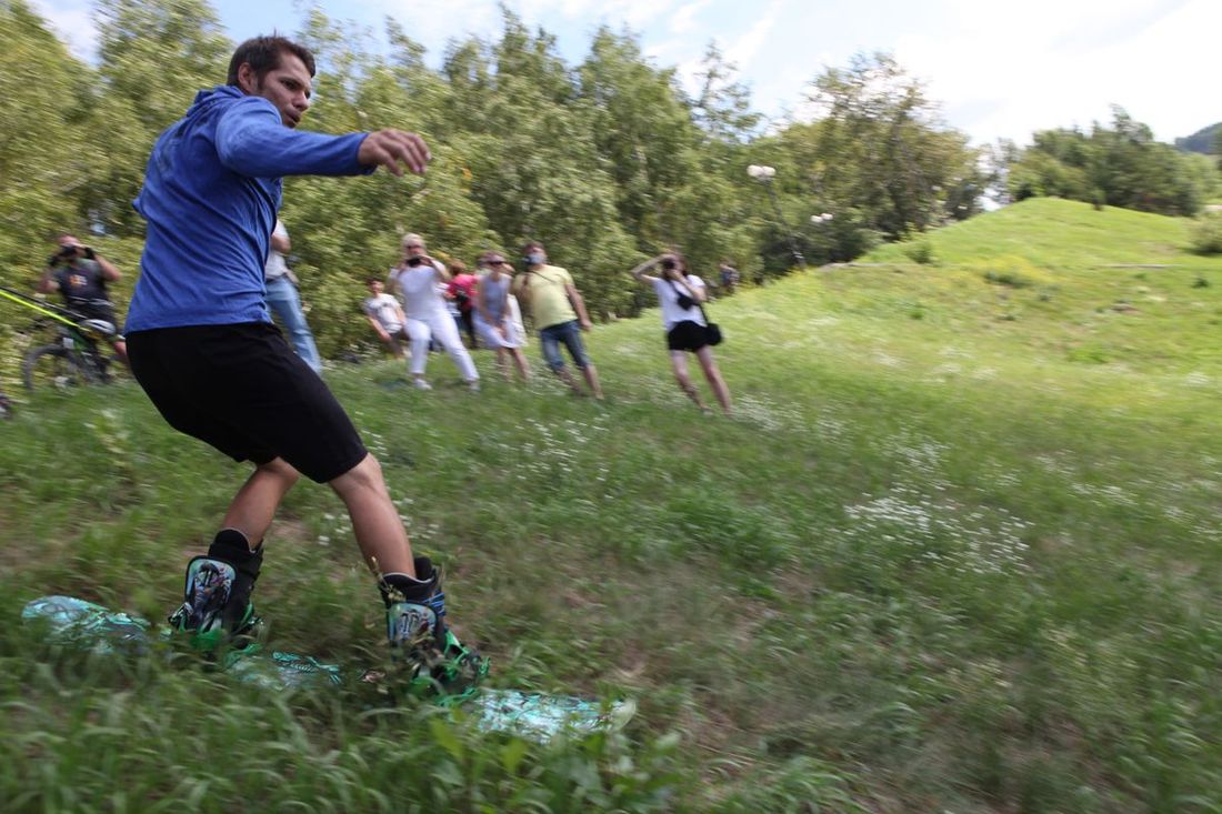 Конкурсы и акции, Томские новости, лыжи летний сезон праздник спорт мероприятия «Чо, больные» открыли летний лыжный сезон в Томске (ФОТО)