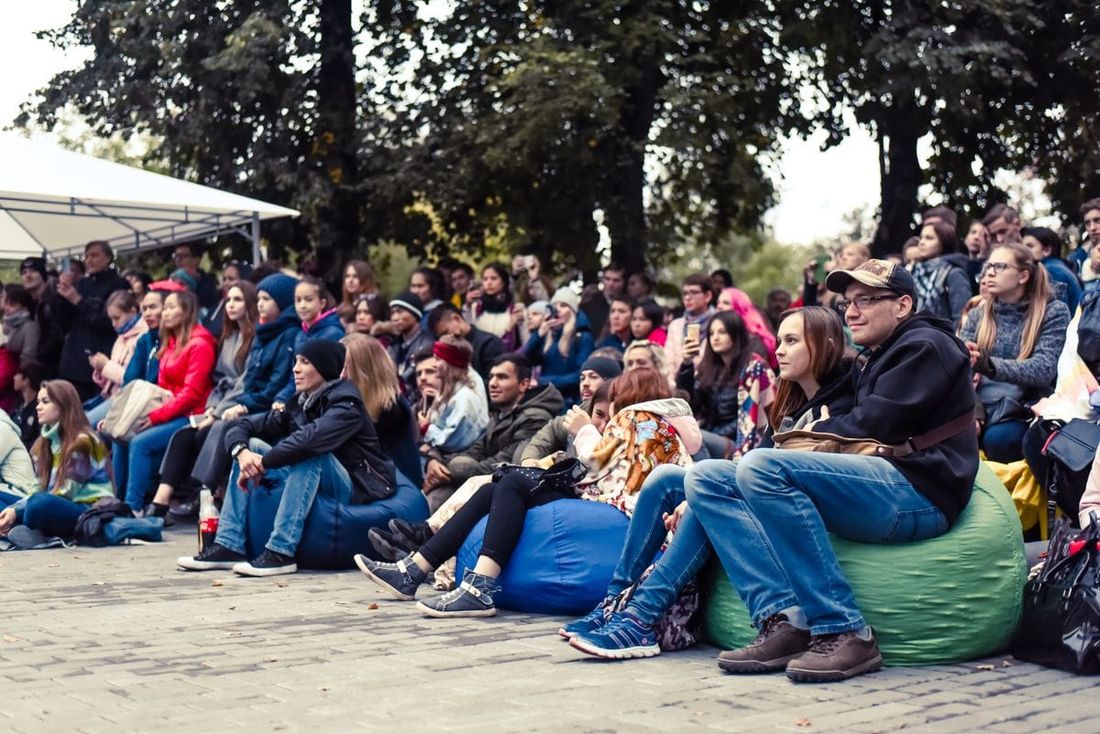 Конкурсы и акции, Культура в Томске, Томские новости, фестиваль уличного кино фильмы показы каст Около тысячи зрителей собрались на фестиваль уличного кино