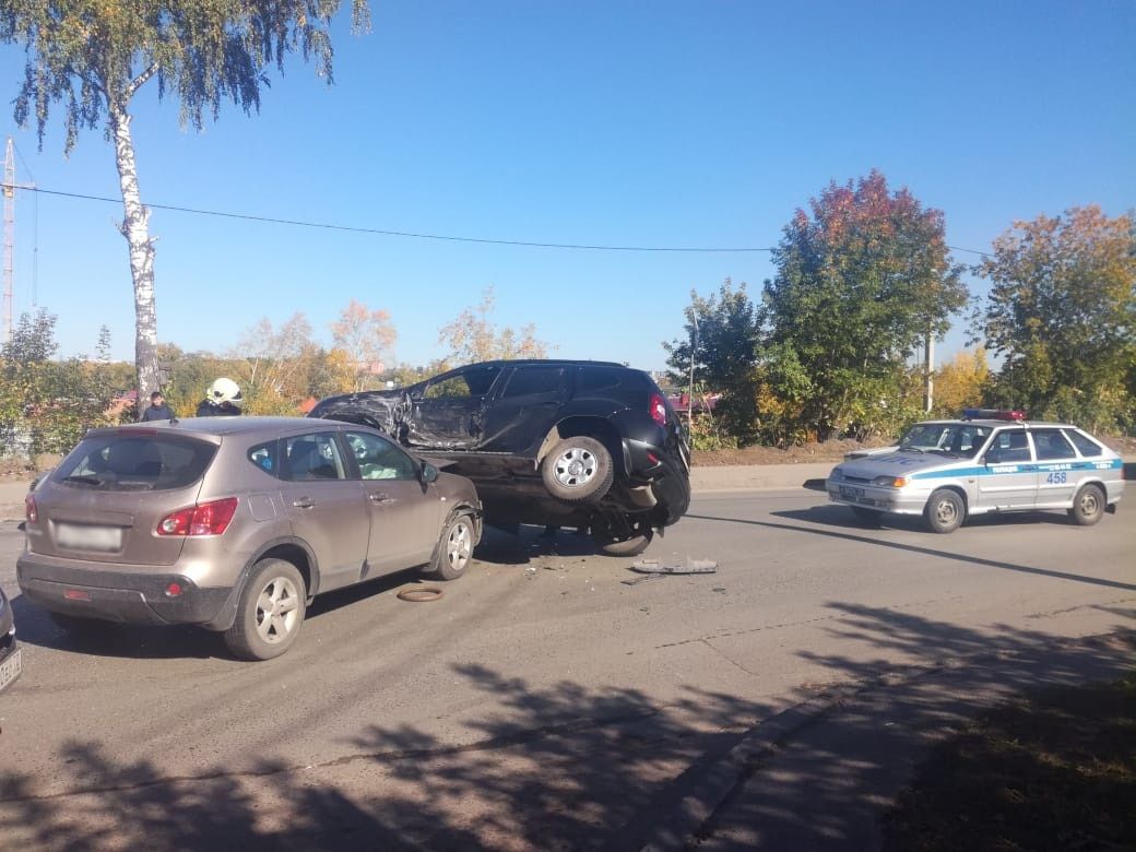 Дороги, Происшествия, Томские новости, происшествие авария столкновение автомобилей автоавария дтп гибдд В Томске Renault врезался в два автомобиля