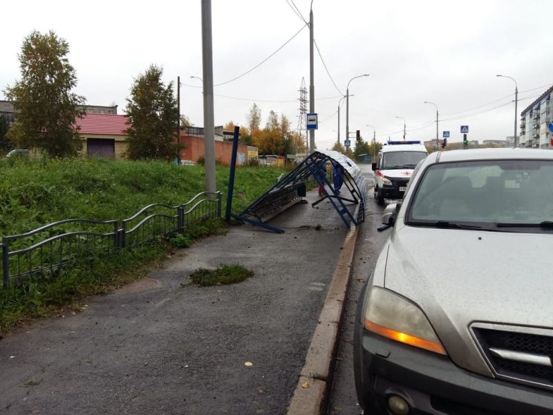 Происшествия, Томские новости, авария ДТП врезались столкновение сводка происшествий Иномарка врезалась в остановку в Томске, пострадали две женщины (ФОТО)