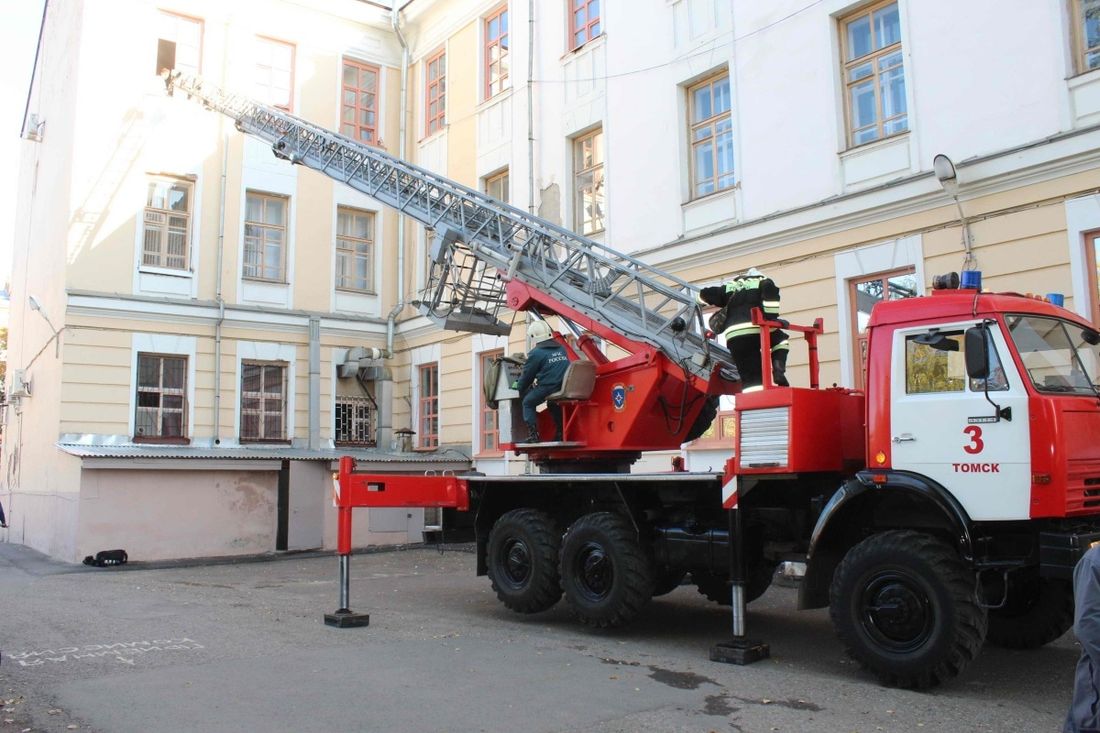 Безопасность, Томские новости, пожар горит огонь СибГМУ учения Пожарные «потушили» корпус СибГМУ (ФОТО)