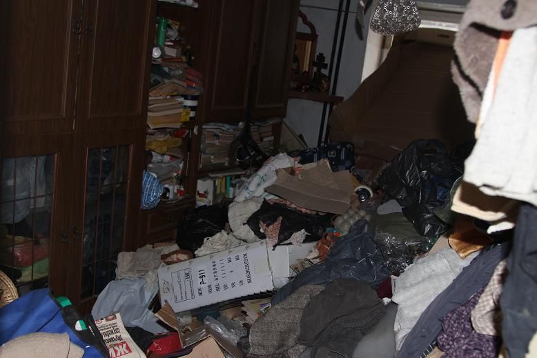 Судебные дела, Томские новости, приставы хлам вывоз мусора Плюшкин собирательница Судебные приставы помогли пожилой томичке избавиться от хлама, который она собирала в квартире 10 лет (ФОТО)