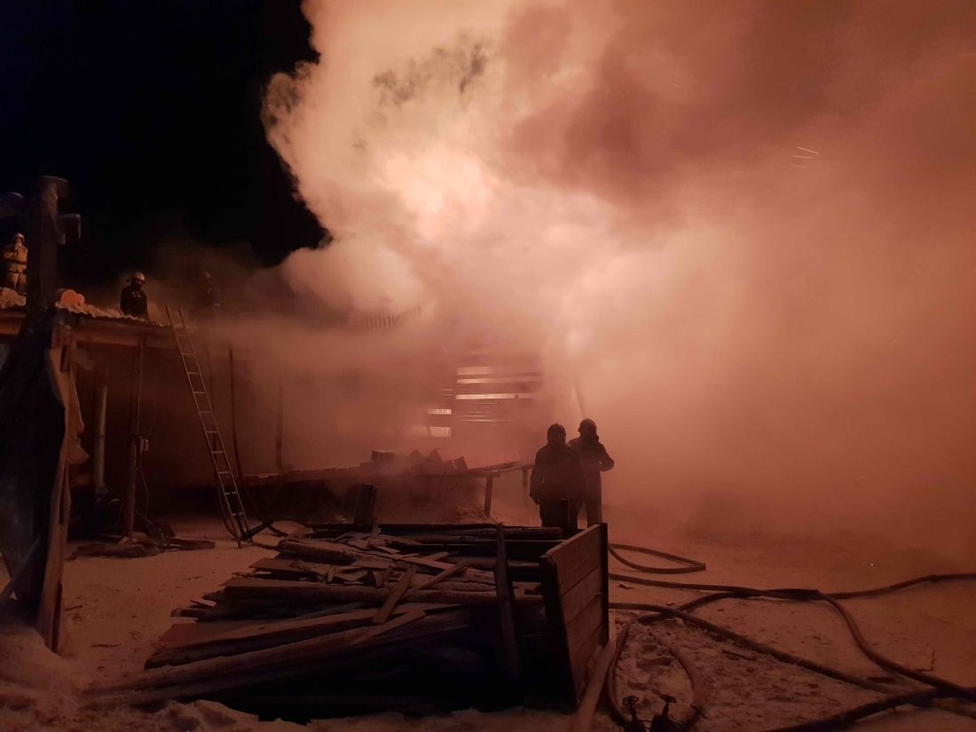 Происшествия, Томские новости, пожар горит огонь сгорели пиломатериалы склад происшествия ночной пожар горит на черемошниках Шесть человек пострадали при пожаре на складе пиломатериалов в Томске