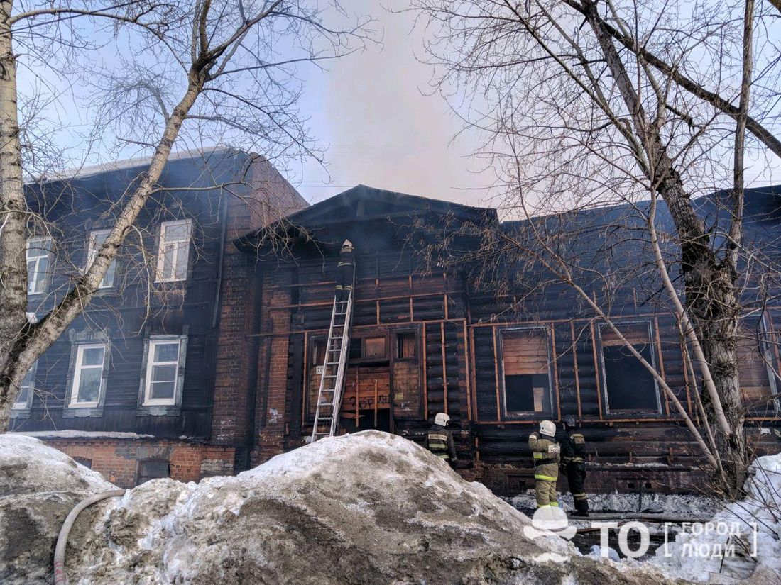 Деревянная архитектура, Происшествия, Томские новости, пожар памятник архитектуры здание архитектура деревянное зодчество Пожар в доме бывшего городского главы Томска ликвидирован (ФОТО)