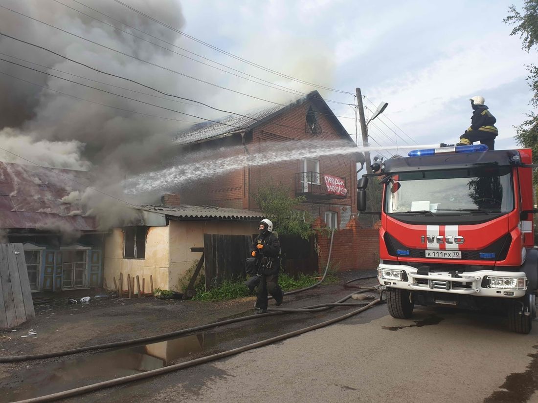 Происшествия, Томские новости, пожар горит огонь происшествия в регионе загорелся дом большой пожар что горит на каштаке Несколько домов пострадали от пожара в томском поселке (ФОТО)