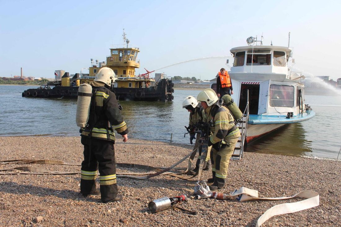 Безопасность, Томские новости, теплоход тушить пожар на воде В Томске «потушили» загоревшийся прогулочный теплоход «Москва» (ФОТО)
