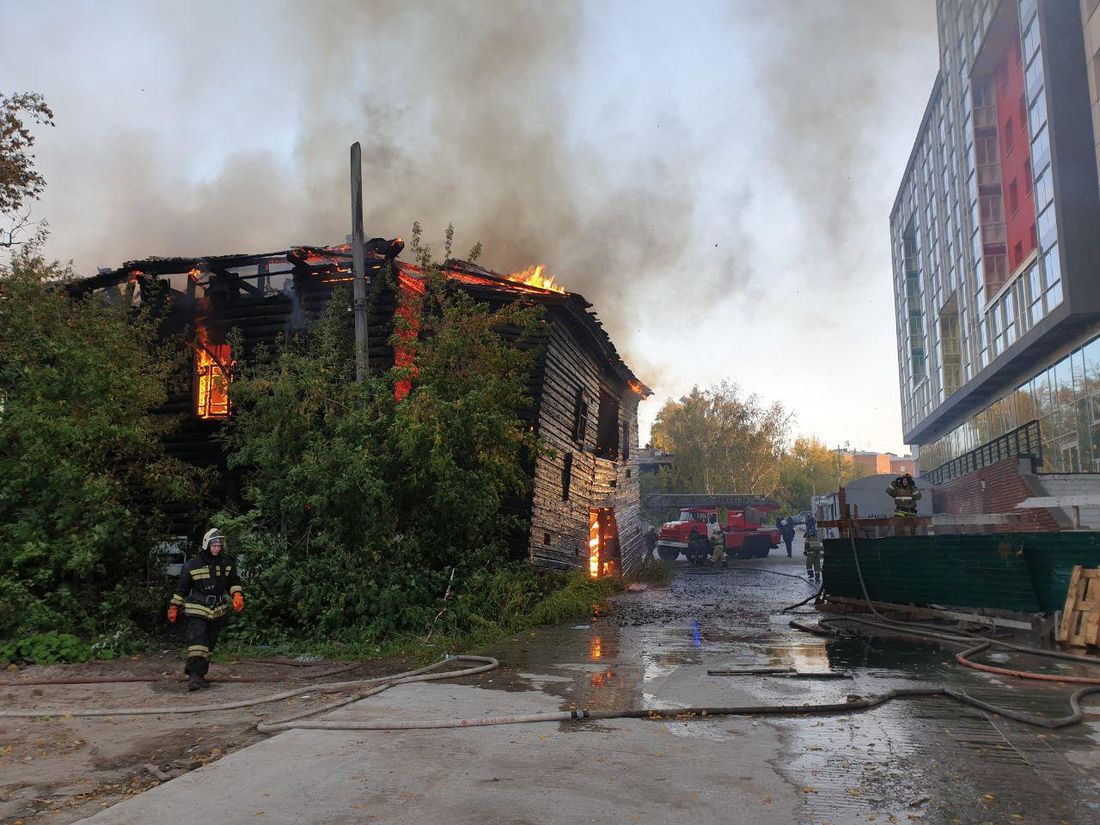Происшествия, Томские новости, пожар горит дом загорелся деревянные дома Томска сгорели пострадали от огня В Томске загорелся деревянный дом на пересечении пр.Фрунзе и ул.Красноармейской, одну из улиц перекрыли (ФОТО)