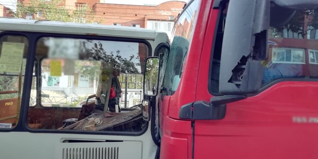 Происшествия, Томские новости, авария ДТП врезались происшествия столкнулись пострадали дорожная обстановка сводка происшествий В Томске маршрутка врезалась в фуру, трое пострадали (ФОТО)