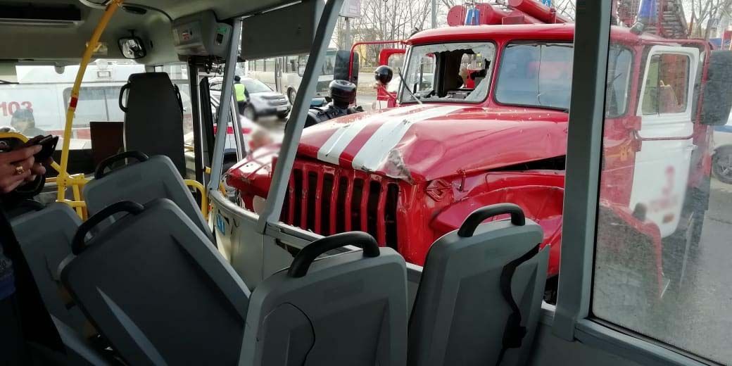 Происшествия, Томские новости, авария ДТП врезались пострадали сводка происшествий дорожная обстановка авария на пр.Мира 12 человек пострадали при столкновении автобуса и пожарной машины в Томске