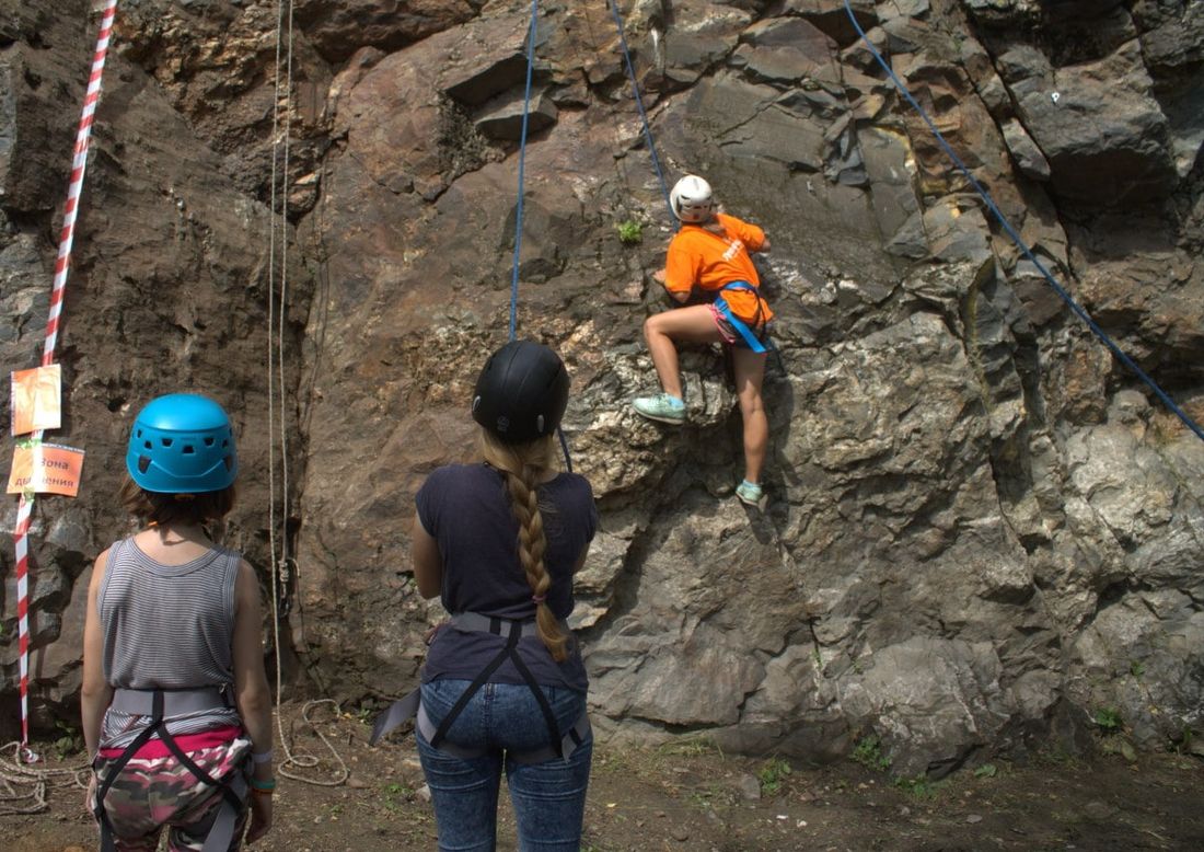 Газпромнефть-Восток, Томские новости, газпром фото дюймовочка скалолазание При поддержке «Родных городов» в Томске появилась скала для покорителей вершин