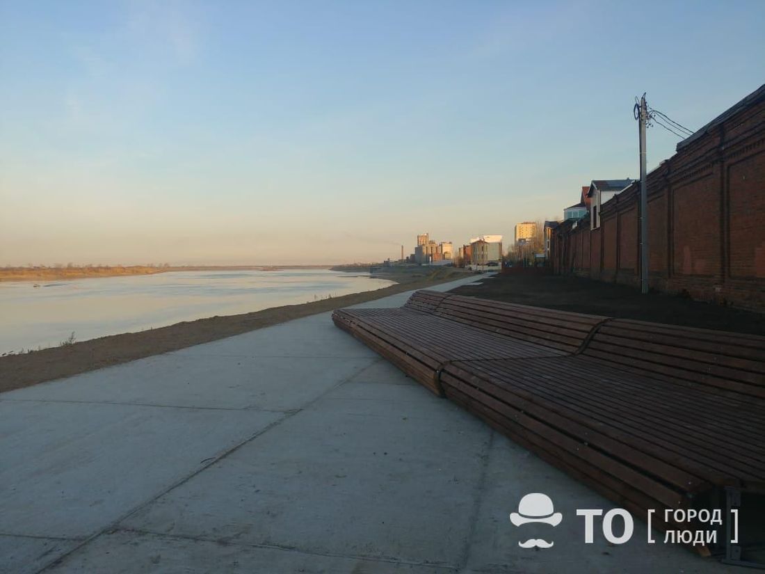 Городское благоустройство, Томские новости, благоустрйство лежаки набережные томи На пешеходной зоне у Речвоказала в Томске появились деревянные лежаки (ФОТО)