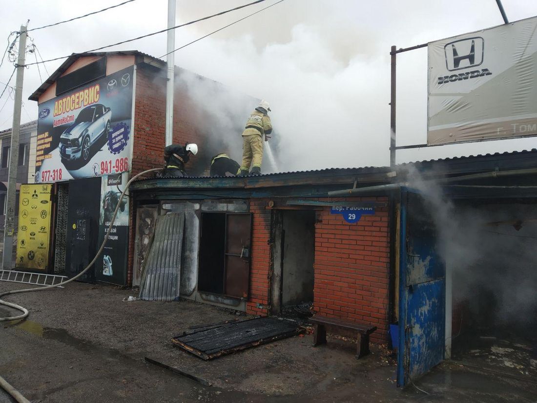 Происшествия, Томские новости, фотографии фото крыша загорелся фоторепортаж В Томске загорелась крыша автосервиса