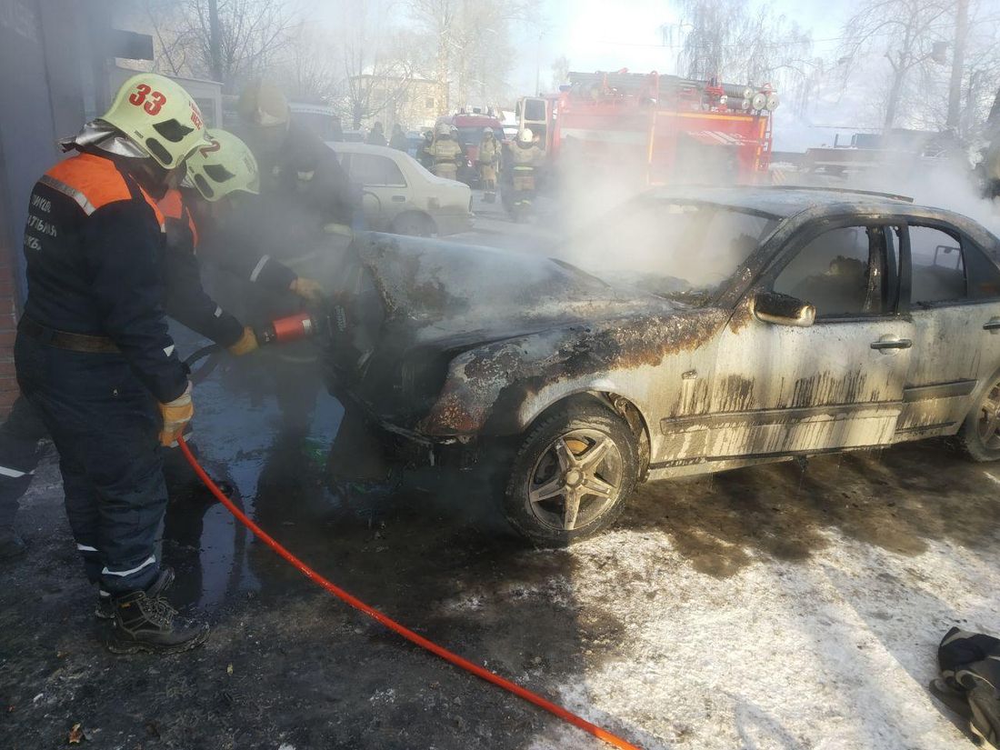 Происшествия, Томские новости, автосервис загорелся пострадали огонь пожар в Томске сводка происшествий томские пожары Две машины сгорели в томском автосервисе