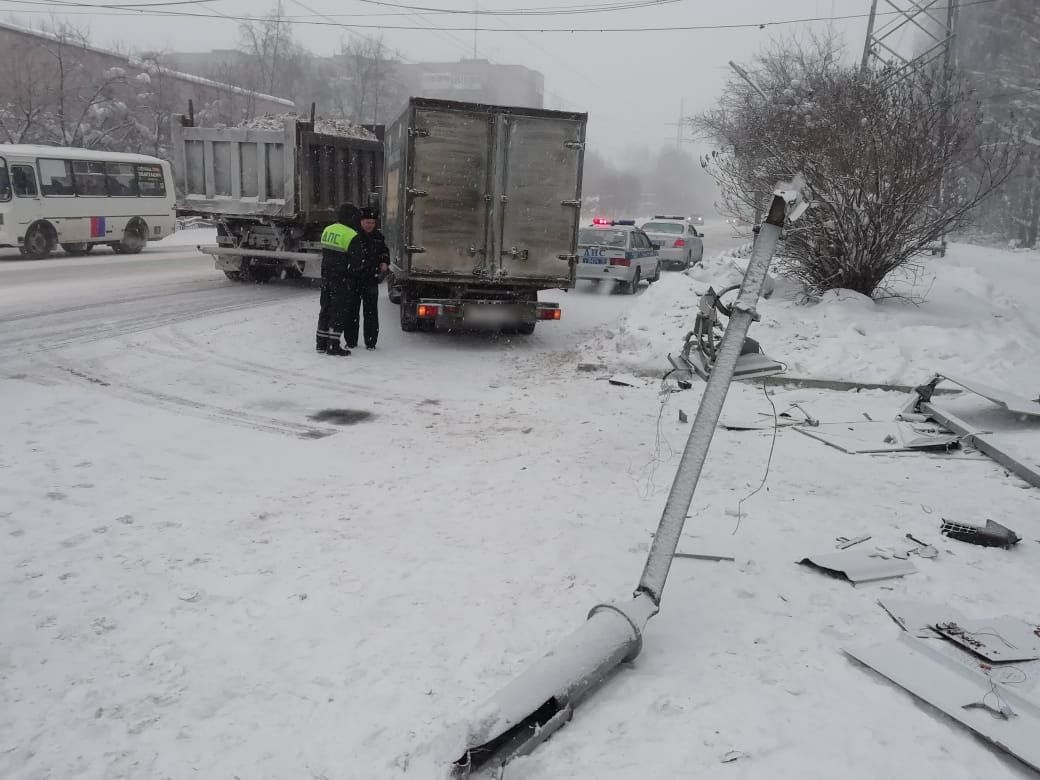 Происшествия, Томские новости, авария происшествия дтп врезались пострадали сводка происшествий дорожная обстановка Два попутных автомобиля столкнулись в Томске, зацепив дорожных знак, который упал на пешеходов