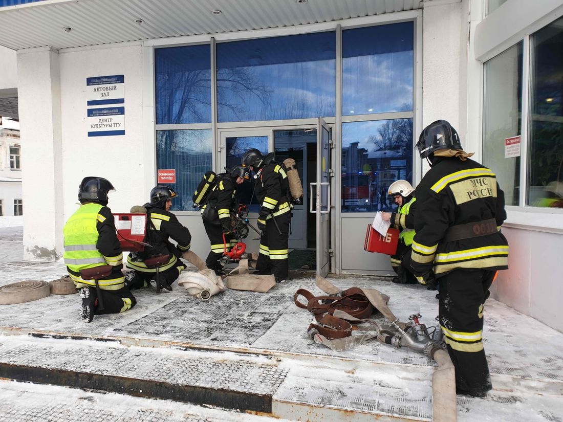Безопасность, Томские новости, учения пожар загорелись безопасность фото мчс фоторепортаж Томские пожарные «спасли» 4 человек из «горящего» Центра культуры ТГУ