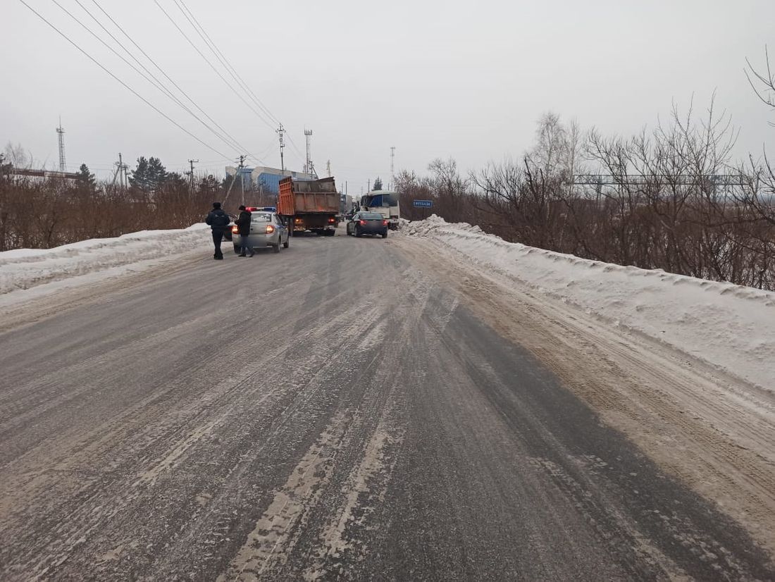 Происшествия, Томские новости, авария дтп врезались пострадали инцидент происшествия автобус дорожная обстановка сводка происшестви Пассажир маршрутки пострадал при столкновении автобуса с КамАЗом