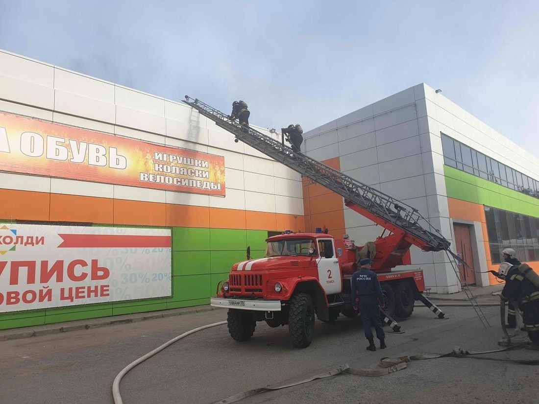 Происшествия, Томские новости, пожар происшествия загорелось здание крупное возгорание В торговом центре Томска произошел крупный пожар