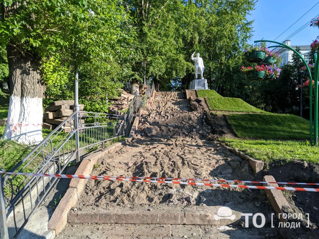 Город, Городское благоустройство, Томские новости, демонтаж лестиницы ремонт благоустройство новости интересное томск фоторепортаж В Томске демонтируют лестницу на бульваре по пр. Кирова