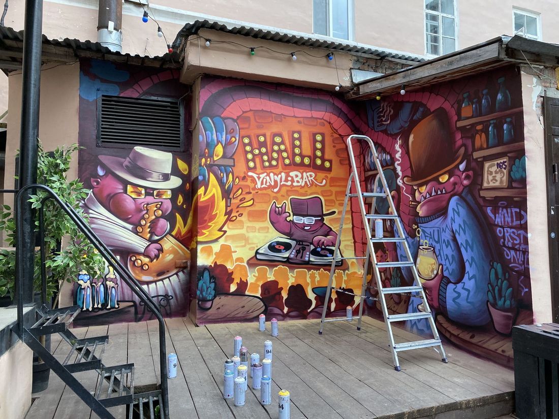 Городское благоустройство, Креативный город, Томские новости, Ивлев художник концепция украшение томсике предприятия еда бары Новое граффити известного художника Виталия Ивлева появилось в одном из баров Томска