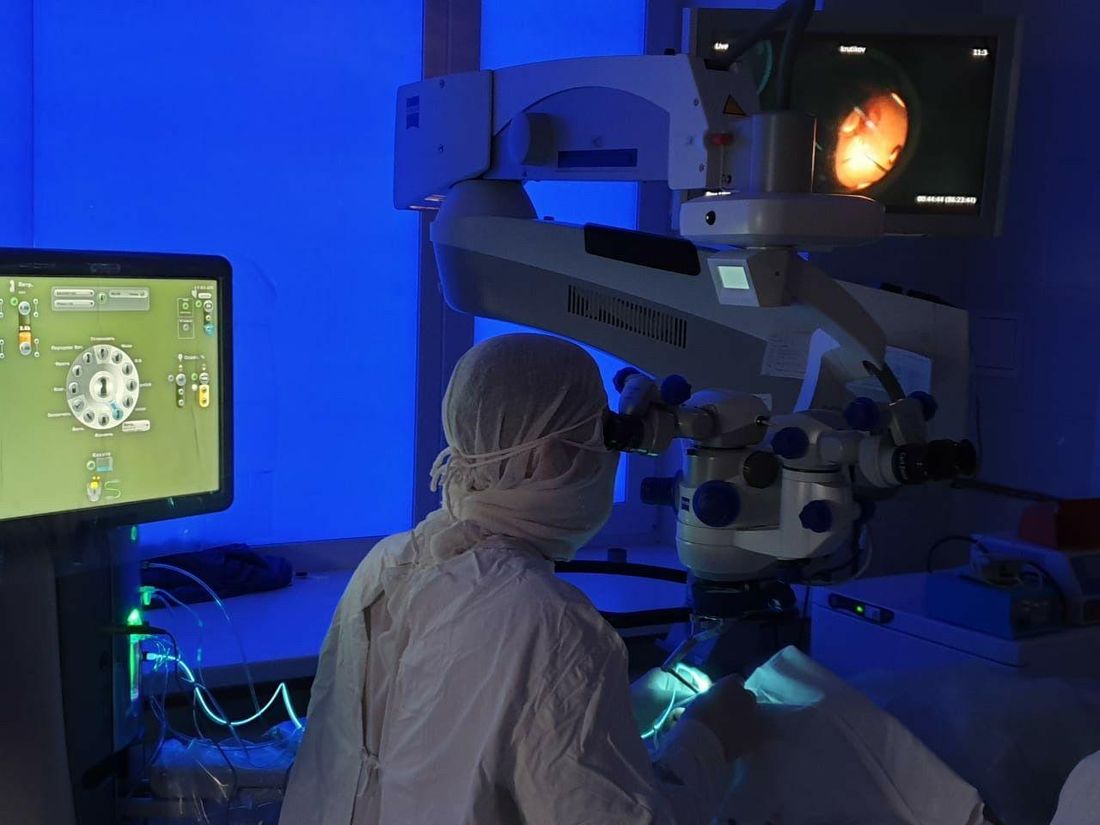 Медицина и здоровье, Томские новости, операция глаза офтальмология в томске томские хирурги новости интересное томские новости Томские медики извлекли кусок проволоки из глаза пациента