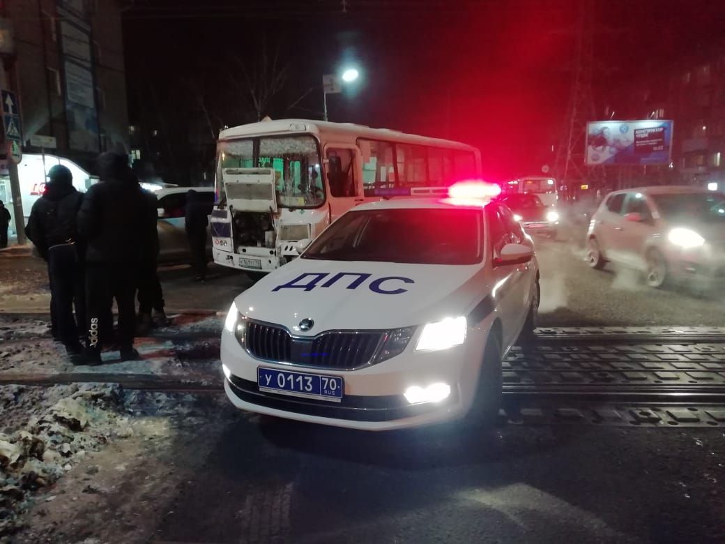 Происшествия, Томские новости, авария дтп врезались пострадали сводка происшествий жесть Томска аварии В ДТП с двумя маршрутками в Томске пострадали две женщины, одну госпитализировали