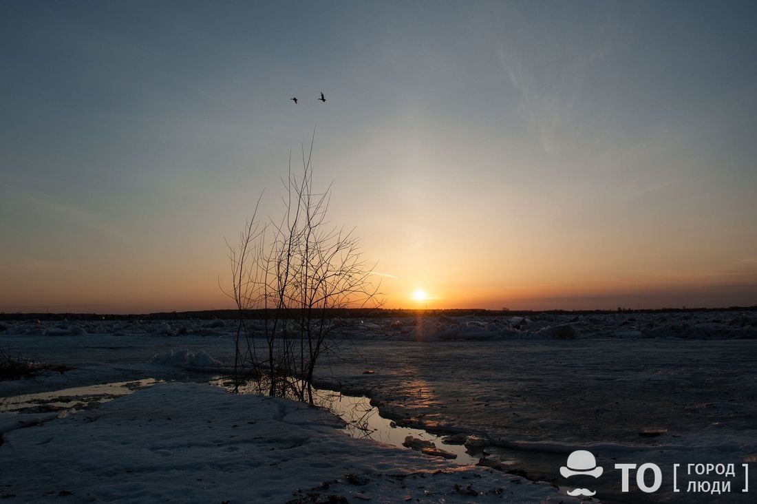 Паводок, Фото дня, Фотокалендарь, ледоход паводок Томь вскрылась Река пошла: ледоход на Томи в сумерках