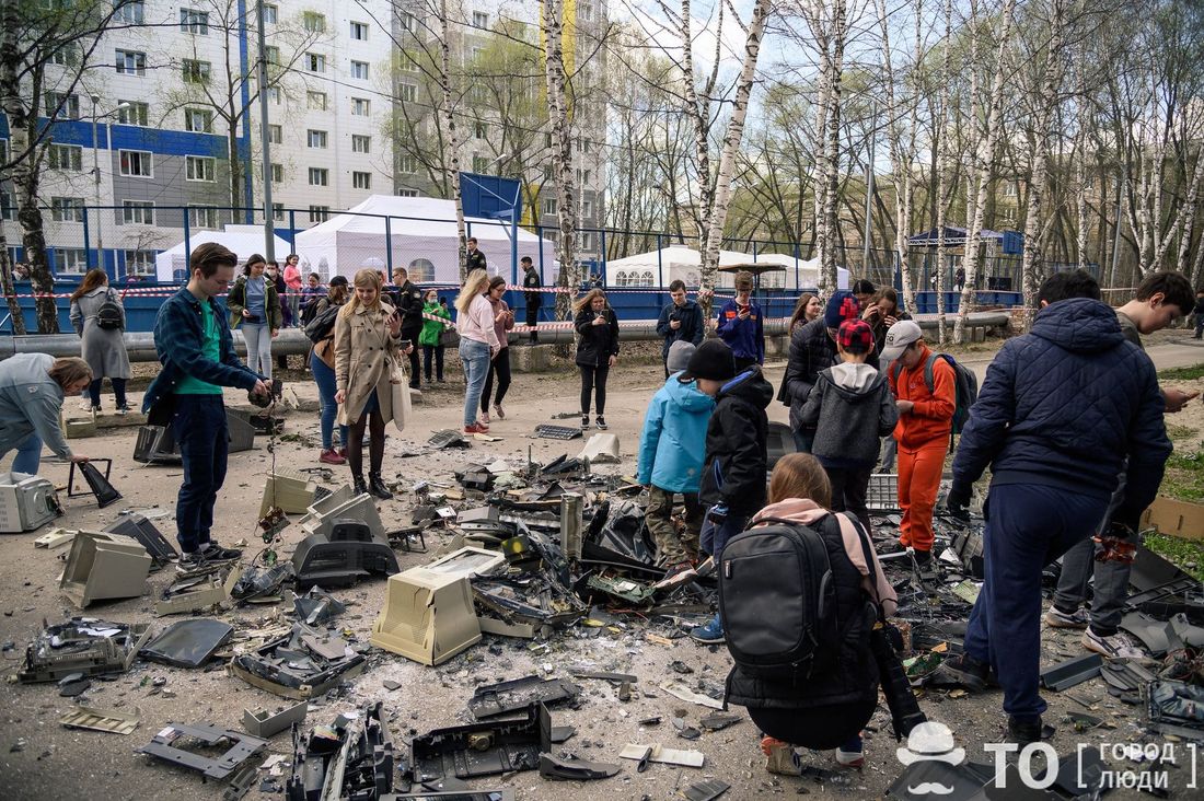 День радио, Праздники, Томские новости, день радио праздник выкинули технику выбросили технику технический прогресс В Томске отметили День радио традиционным выбрасыванием техники
