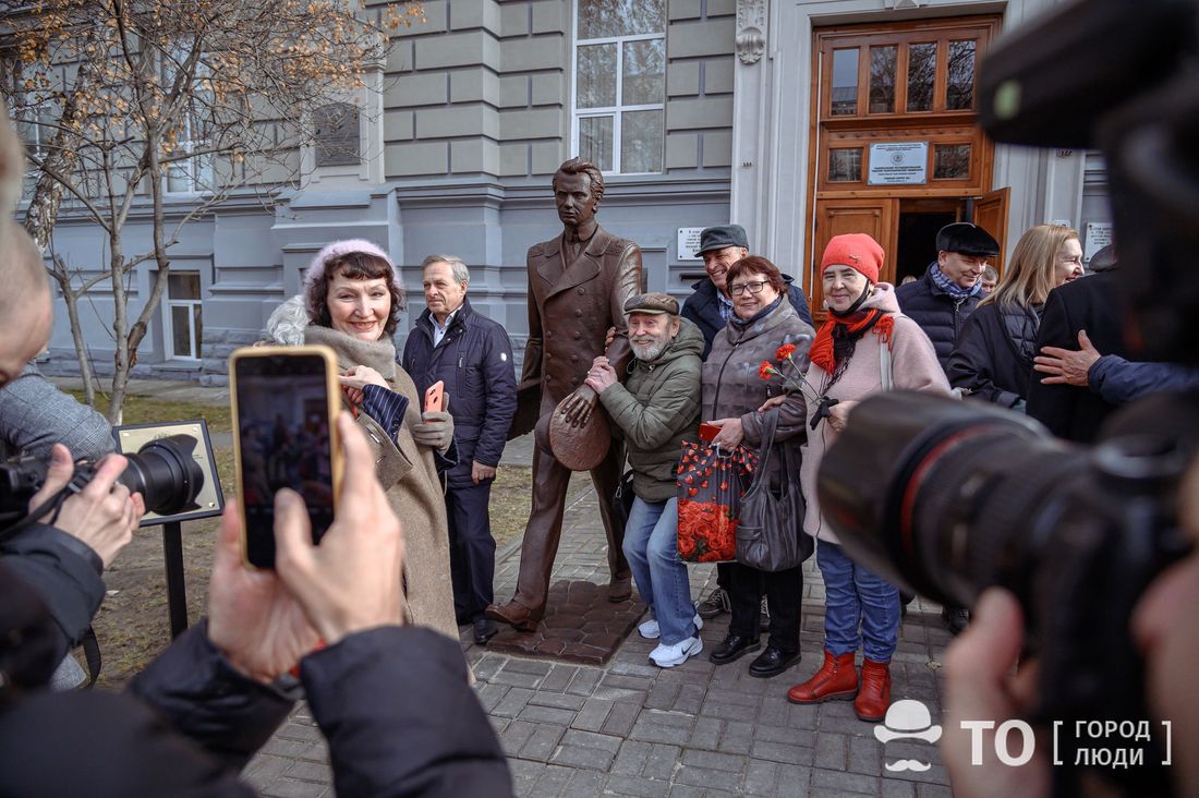 Памятники, Томские новости, памятник ТПУ образование студенты памятник студенчеству В Томске состоялось открытие памятника первым выпускникам ТПУ