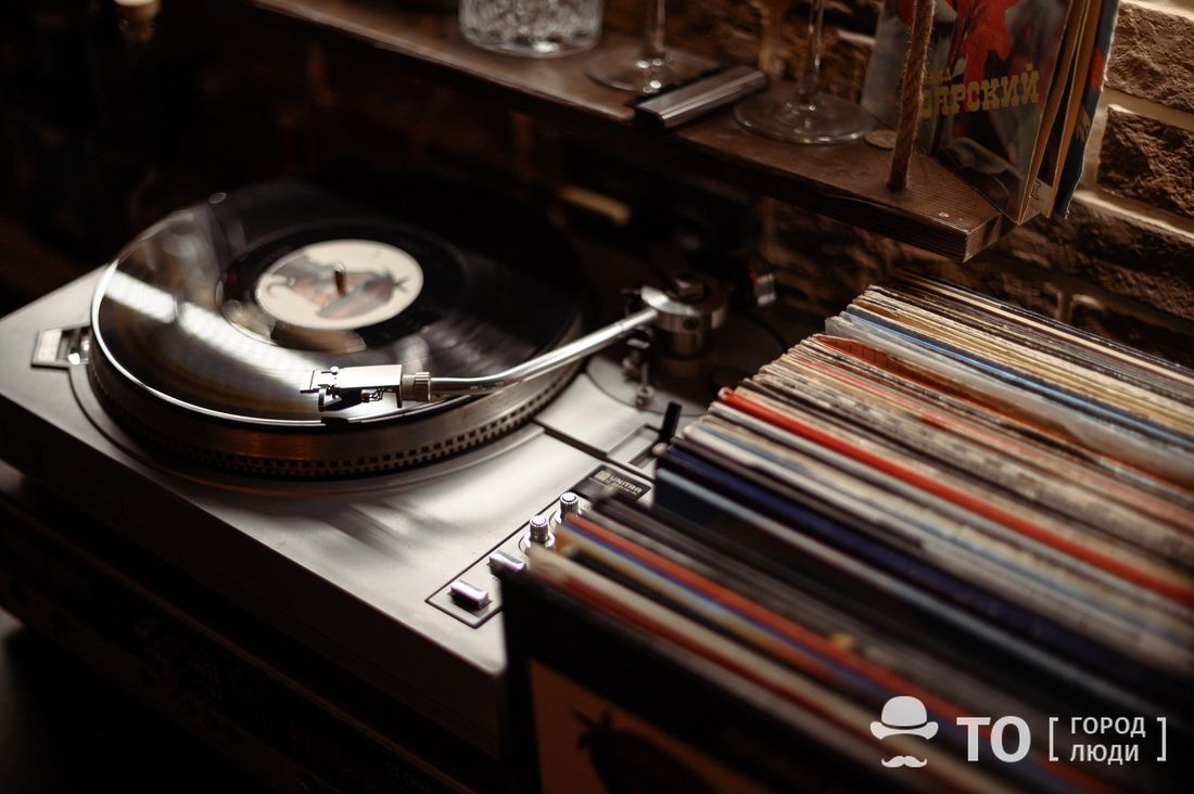 Культура в Томске, Томские новости, культура мероприятия куда сходить интересные новости Томска Сатурн пластинки Томичей приглашают поговорить о музыке у камина под звуки винила