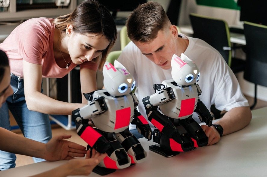 Образование и наука, Томские новости, ТПУ, Томск ТПУ экскурсии роботы вуз Политех IT Томские школьники смогут «погулять» по парку роботов и попробовать себя в роли веб-дизайнера в ТПУ