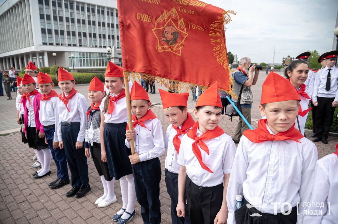 Люди, Томские новости, пионер томск шествие новости интересное люди Шествие в честь 100-летия пионерии прошло в Томске