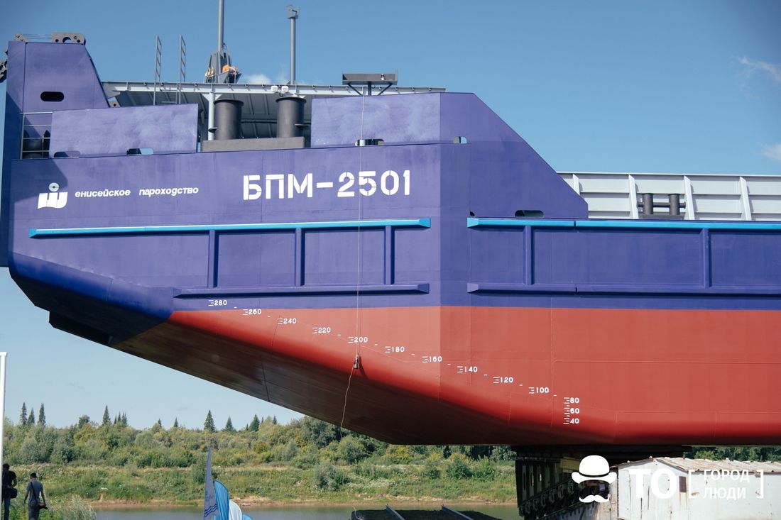 Предприятия Томска и области, Томские новости, судоходство реки моря озера плавание навигация морская баржа В Томской области спустили на воду морскую баржу, которую построили для Енисейского пароходства