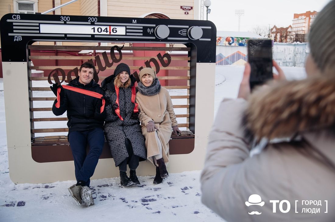 Городское благоустройство, Креативный город, Томские новости, томск места городской сад отдых места арт-пространство открытие новое В томском горсаду появилась скамейка в виде радиоприемника