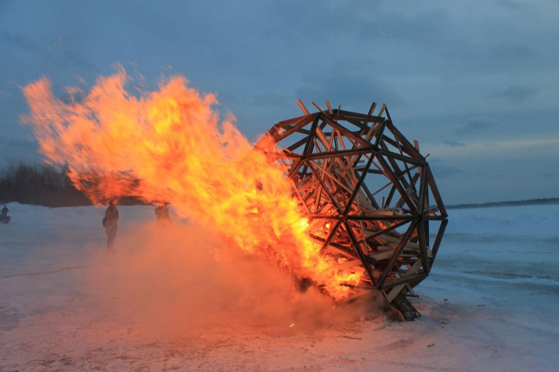 Креативный город, ТГАСУ, Томские новости, томск новости интересное инсталляция креатив зима Креативное сообщество Томска проводило зиму сожжением инсталяции