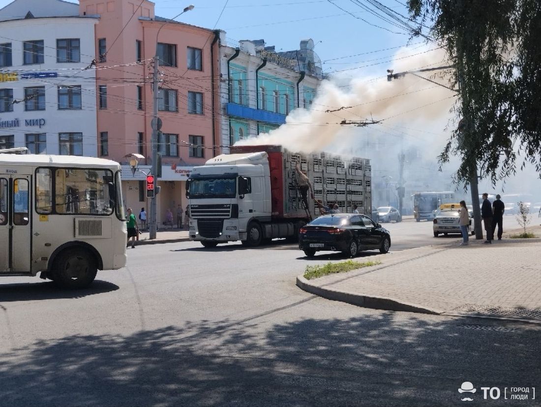 Происшествия, Томские новости, томск новости интересное загорелась машина коровы регион 70 Сегодня в центре Томска загорелся тягач с прицепом