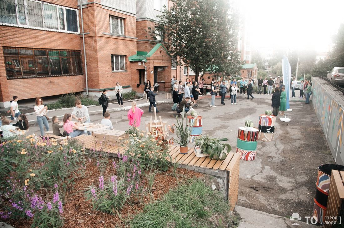 Городское благоустройство, Томские новости, благоустройство двор общественные пространства мастерская изменения городской среды В Томске появился двор с «оленем» на парковке и «читающей» птицей