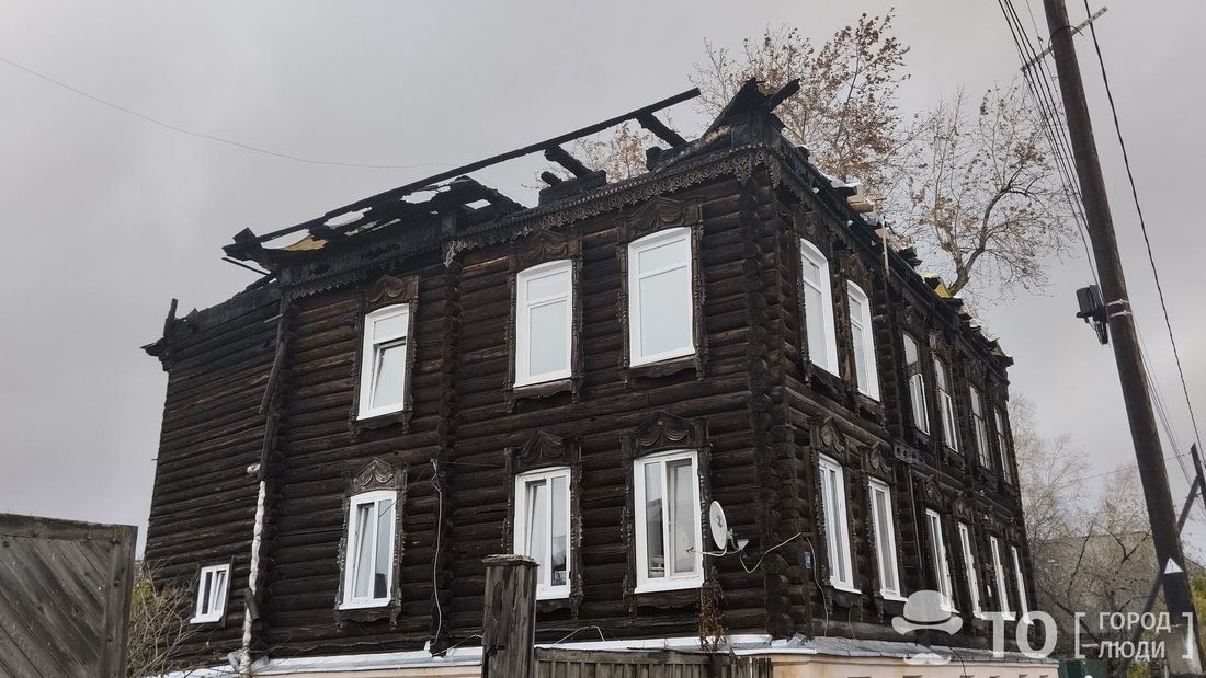 Деревянная архитектура, Томские новости, томск войкова 22 деревянный дом пожар жители архитектура новости интересное В Томске крышу дома на Войкова, 22 заново перекроют баннерами