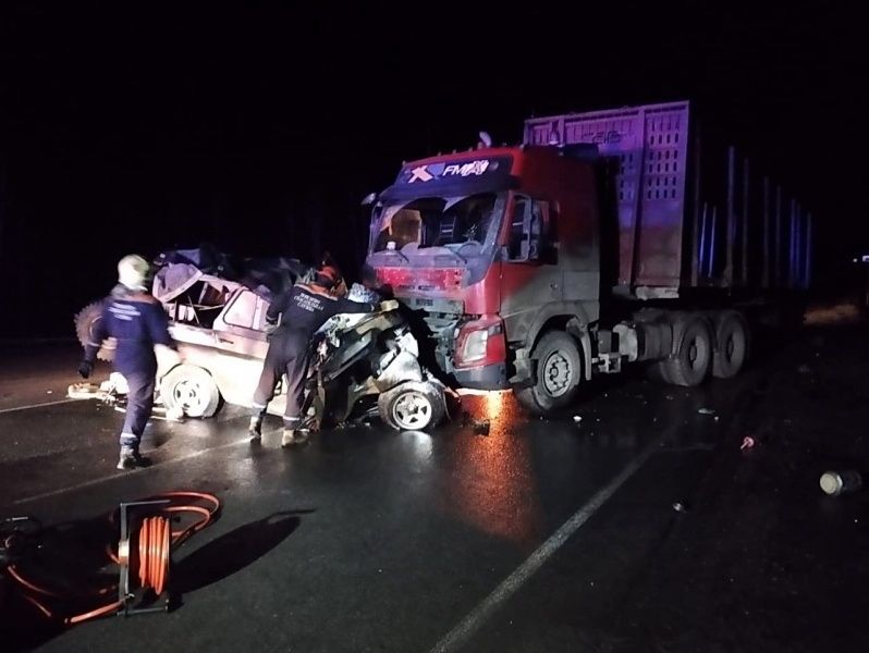 Происшествия, Томские новости, авария ДТП врезались пострадали жесть Томска сводка происшествий интересные новости Трое погибли при столкновении УАЗа и грузовика на трассе Томск — Мариинск