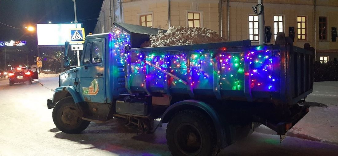 Город, Новый год ❄, Томские новости, новый год украшения интересные новости Томска благоустройство украшение Томское «Спецавтохозяйство» украсило машины к Новому году