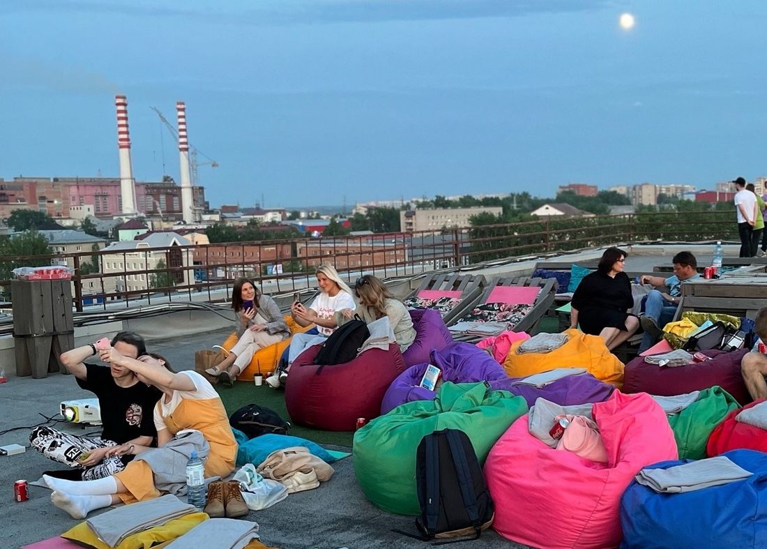 Ростелеком, Томские новости, Ростелеком проект кино фильмы кинотеатр куда сходить «Ростелеком» в Томске поддержал проект «Кино на крыше»