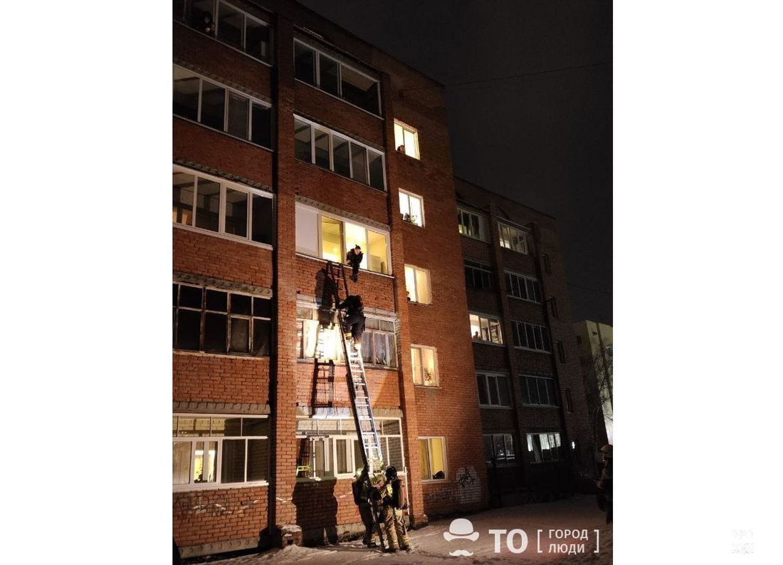 Происшествия, Томские новости, пожар горит огонь сводка происшествий жесть Томска интересные новости Пожарные спасли троих человек из горящего дома в Томске