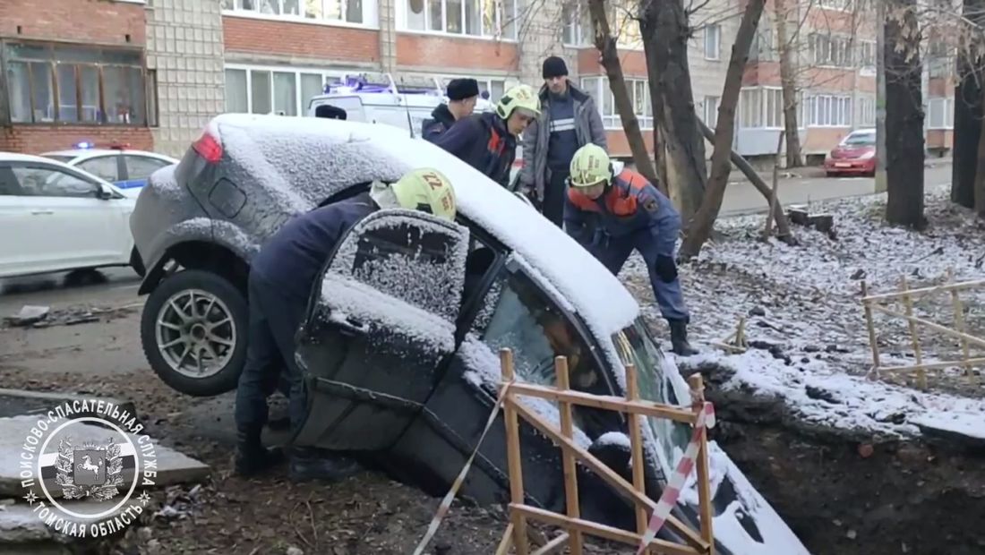 Происшествия, Томские новости, авария ДТП происшествия провал инциденты интересные новости Томска В Томске иномарка въехала в раскопку теплосетей