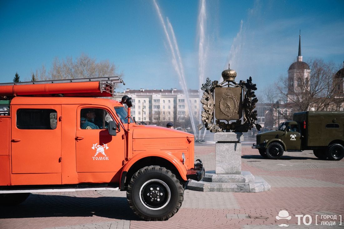 Праздники, Томские новости, праздник куда сходить выставка пожарной техники интересные новости Томска Фонтан, кони и ретротехника. В Томске отмечают 375-летие образования пожарной охраны