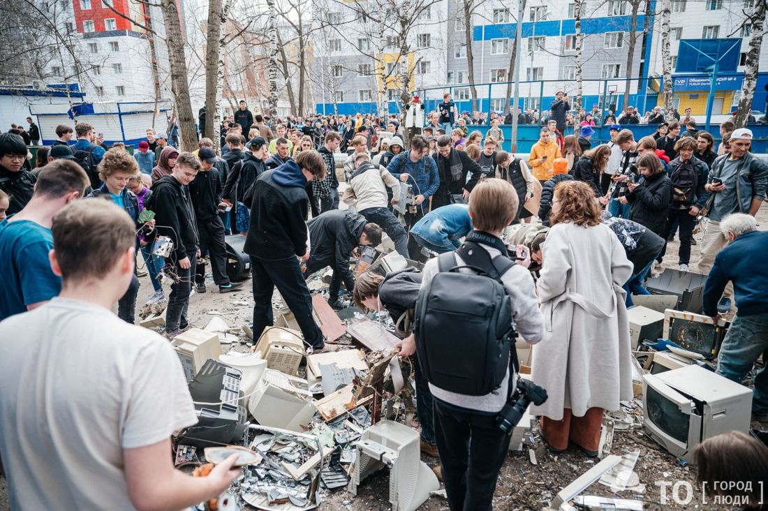 Конкурсы и акции, Томские новости, техника тусур интересные новости Томска В Томске отметили День радио традиционным выбрасыванием старой техники