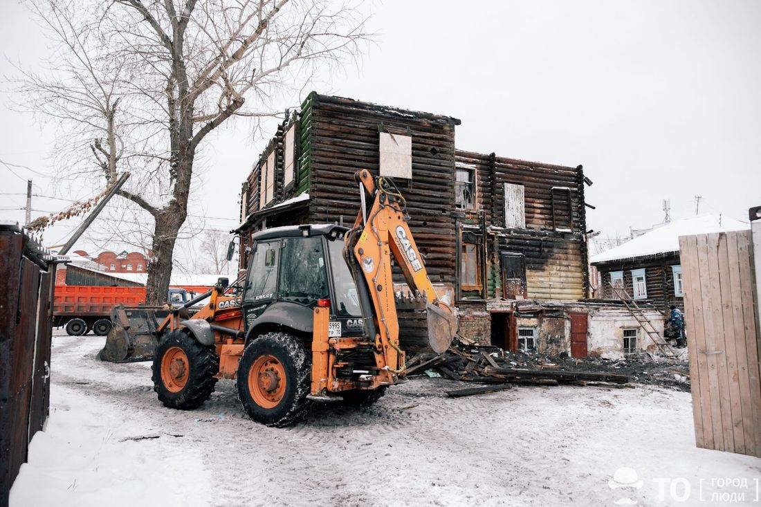 Город, Деревянная архитектура, Томские новости, исторические здания интересные новости Томска восстановление памятники архитектура В Томске восстанавливают обрешетку крыши пострадавшего от огня дома на ул. Войкова, 22
