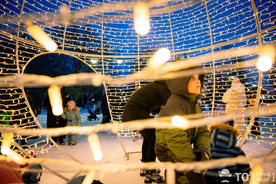 Город, Новый год ❄, Томские новости, томск ново-соборная площадь новогодняя иллюминация праздник ледовый городок каток под звездным небо В Томске продлили работу новогодней иллюминации
